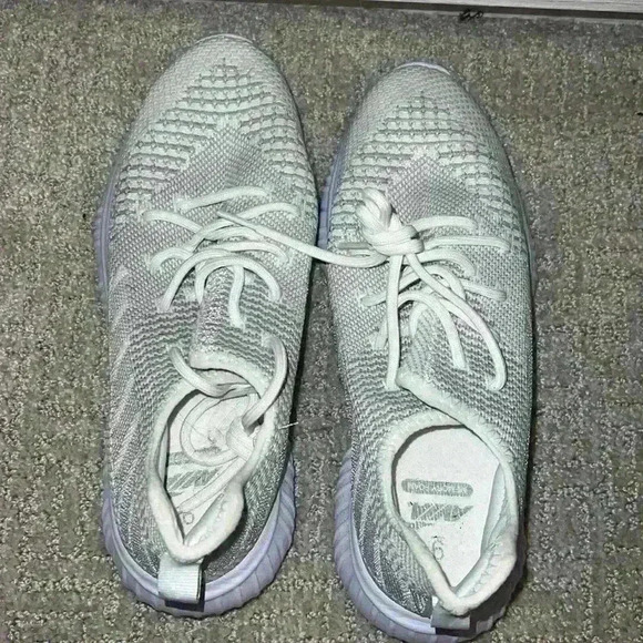 NWOT FASHION SNEAKERS - Picture 2 of 4